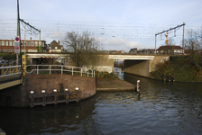 900486 Gezicht op de spoorbrug over de Vaartsche Rijn te Utrecht, vanaf de Vondellaan, met links een deel van de ...